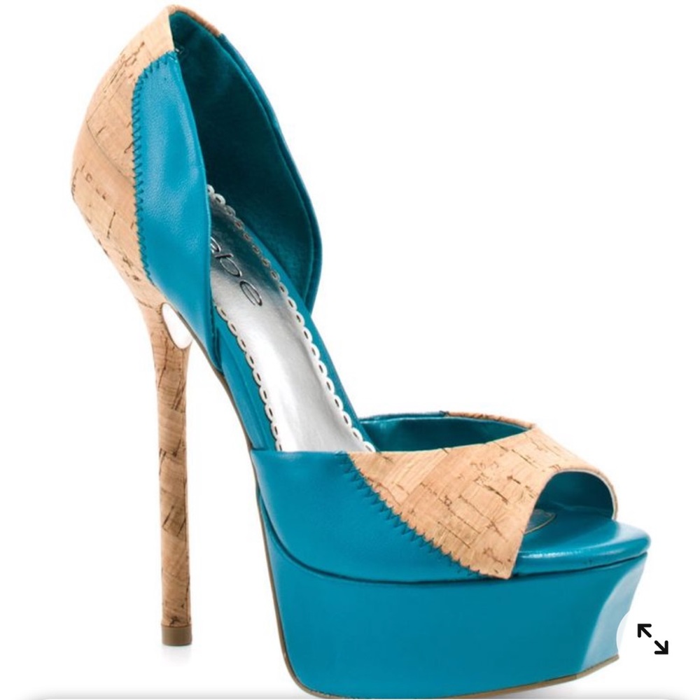 Bebe “Naina” Pump in Teal/Cork! 🍾